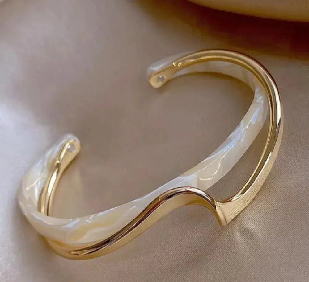 Daisy - White opal elegant golden bracelet